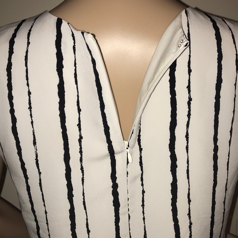 Vince Camuto sleeveless blouse striped medium - Picture 8 of 8